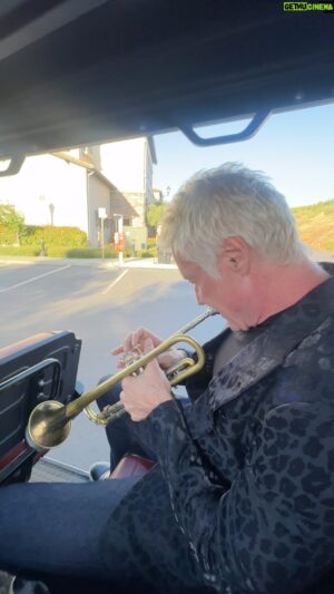 Chris Botti Instagram - Not our typical walk to the stage, but this is what 5 minutes before showtime looked like this weekend. 

🎫 Comment “Tour” below and receive our full schedule and ticket links directly to your inbox 

#chrisbotti #trumpet #jazz