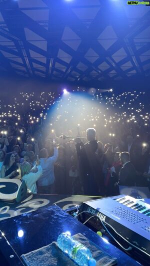Chris Botti Instagram - The magic of the Botti show… We can’t wait to see you at the next one ✨ Thank you for being a fantastic audience…

🎫 Comment “Tour” below and receive our full schedule and ticket links directly to your inbox 

#chrisbotti #chrisbottilive #emmanuel #trumpet
