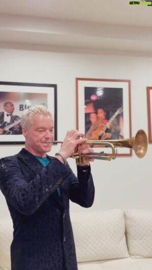 Chris Botti Instagram - Merry Christmas and happy holidays to you and yours! #chrisbotti