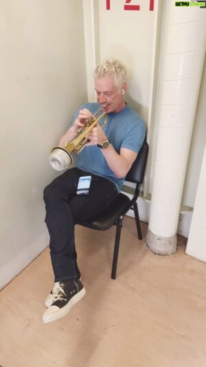 Chris Botti Instagram - Meanwhile backstage… Practicing pre-show. #chrisbotti #trumpet #jazz