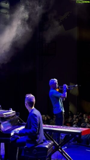 Chris Botti Instagram - The Botti show vibe. Great to be back on the road. Thank you, Englewood! 

Band: 
Chris Botti
Drums - @leepearsondrums 
Bass - @chimyonthebass 
Guitar - @leo.amuedo 
Piano - @iamj3po 
Sax - @andysnitzer 
Violin - @mmm_anastasy 
Vocals - @syberspace 
Vocals - @johnsplithoff 
#chrisbotti #chrisbotticoncert
