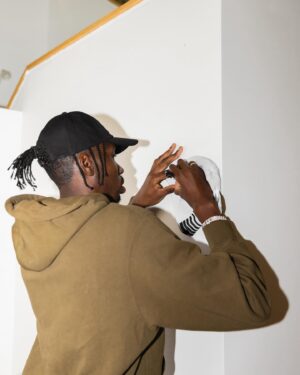 Chris Boucher Instagram - Nothing but smiles over at @evasinitiatives today with @slimmduck & @slimmduckfoundation 😌

Eva’s Place is a 40 bed emergency shelter for homeless youth aged 16-24. It provides support youth need to return home or to transition to housing in the community.

Thank you to everyone who came out!