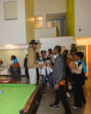 Chris Boucher Instagram - Nothing but smiles over at @evasinitiatives today with @slimmduck & @slimmduckfoundation 😌

Eva’s Place is a 40 bed emergency shelter for homeless youth aged 16-24. It provides support youth need to return home or to transition to housing in the community.

Thank you to everyone who came out!