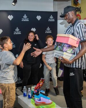 Chris Boucher Instagram - Pulled up to the @footlockercanada store to surprise some kids with @puma gear and game tickets!🙏🏿 @pumahoops