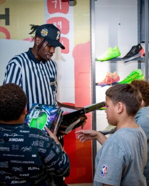 Chris Boucher Instagram - Pulled up to the @footlockercanada store to surprise some kids with @puma gear and game tickets!🙏🏿 @pumahoops