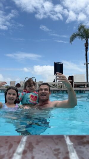 Chris Carmack Instagram - @erinslaver did it again… 

#familyvacationdynamics #professionalmombehaivor #spadayneeded