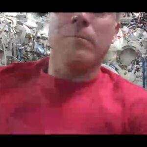 Chris Cassidy Instagram - Happy 80th birthday to Brazilian soccer legend, Pele! @pele thank you inspiring so many of us, not only with your incredible football/soccer accomplishments, but with your global  humanitarian efforts. In your honor, I tried to replicate one of your iconic bicycle kicks while up on the ISS. Even without the burden of gravity, I couldn't do it nearly as well as you. Happy birthday!
.
Feliz aniversário de 80 anos para a lenda do futebol brasileiro Pelé! Meu amigo @pele , obrigado por inspirar tantos de nós, não apenas com suas incríveis conquistas no futebol, mas também com seus esforços humanitários globais. Em sua homenagem, tentei reproduzir um dos seus "bicicletas" icônicas enquanto estava na ISS. Mesmo sem o peso da gravidade, não consegui fazer isso tão bem quanto você. Feliz Aniversário!