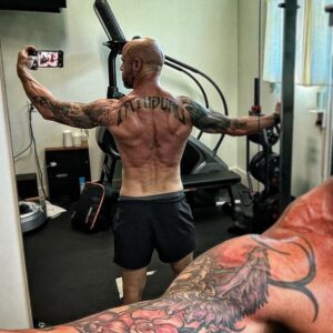 Chris Daughtry Instagram - Happy Tuesday everyone!
Do something hard today!!
Challenge yourself!!
You got this!!
Who’s with me!!!??? 
LFG!!!!! 
#dothework #showup #fitnessmotivation #backday