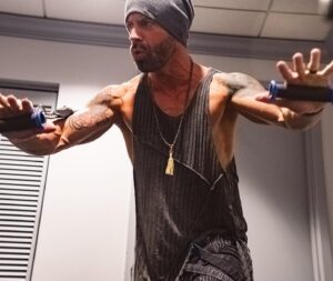 Chris Daughtry Instagram - Backstage pre-game routine. 

#fitness #strengthandconditioning #workout #workoutmotivation #workoutroutine #upperbodyworkout #healthandwellness #workoutroutine #workoutbands 📸 @hrv_images