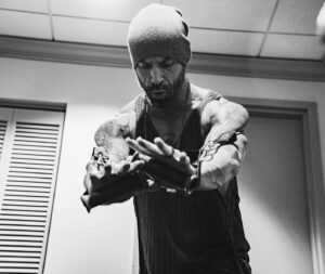 Chris Daughtry Instagram - Backstage pre-game routine. 

#fitness #strengthandconditioning #workout #workoutmotivation #workoutroutine #upperbodyworkout #healthandwellness #workoutroutine #workoutbands 📸 @hrv_images