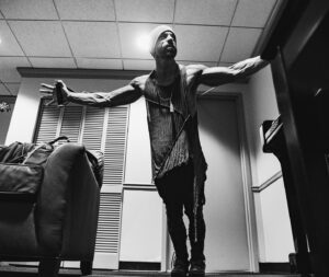 Chris Daughtry Instagram - Backstage pre-game routine. 

#fitness #strengthandconditioning #workout #workoutmotivation #workoutroutine #upperbodyworkout #healthandwellness #workoutroutine #workoutbands 📸 @hrv_images