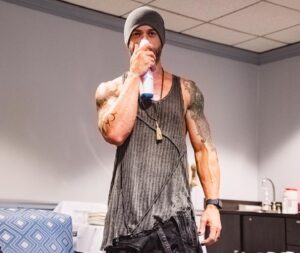 Chris Daughtry Instagram - Backstage pre-game routine. 

#fitness #strengthandconditioning #workout #workoutmotivation #workoutroutine #upperbodyworkout #healthandwellness #workoutroutine #workoutbands 📸 @hrv_images