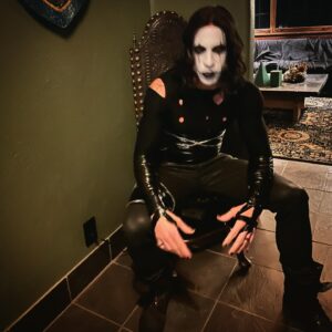 Chris Daughtry Instagram - Happy Halloween!!!!!!
#happyhalloween #halloween #thecrow #ericdraven
1st shot 📸 @deanna.daughtry
Last shot is @brandonlee from the film