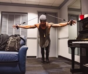 Chris Daughtry Instagram - Backstage pre-game routine. 

#fitness #strengthandconditioning #workout #workoutmotivation #workoutroutine #upperbodyworkout #healthandwellness #workoutroutine #workoutbands 📸 @hrv_images