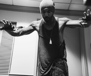 Chris Daughtry Instagram - Backstage pre-game routine. 

#fitness #strengthandconditioning #workout #workoutmotivation #workoutroutine #upperbodyworkout #healthandwellness #workoutroutine #workoutbands 📸 @hrv_images