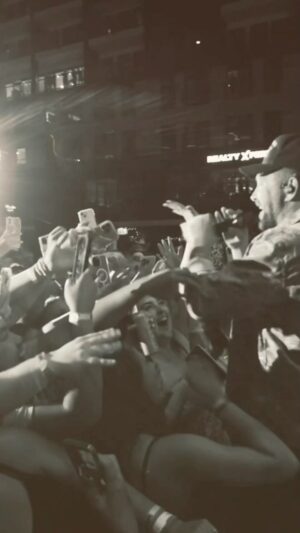 Chris Lane Instagram - Just sayin… 🤘🏻 #findanotherbar
