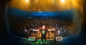 Chris Moyles Instagram - Thank you to EVERYONE who came to my #90sHangover night in Leeds. Loads more dates to come so click the link in my profile for dates and tickets. 📸 by @chloedunscombe