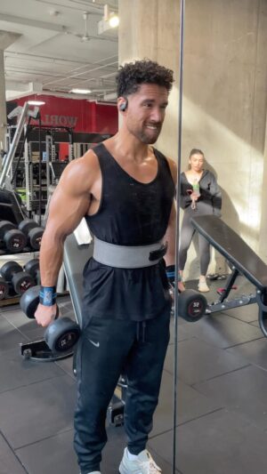 Chris Robins Instagram - Je sais pas pourquoi je suis aussi intense avec l’entraînement depuis les derniers mois, mais je me sens f*ckin’ bien 😅 @coachchris.me 

#fitness #fitfam #workout #arms #reels 

📸: @amin_nafar_fit