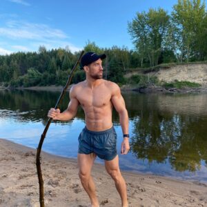 Chris Robins Instagram - THE RED RIVER TALE 🎋

Samedi dernier, ma famille et moi avons décidé d’aller descendre la Rivière Rouge 🌊🚣🏽‍♂️

Comme toujours, on avait stationné un véhicule au point d’arrivé et un autre au point de départ pour ne pas avoir à marcher pendant 1H une fois rendu au bout du trajet 🚶🏽‍♂️

Mais comme de fait, on s’est rendu compte à mi-chemin de la descente qu’on avait oublié les clés du véhicule stationné au point d’arrivé dans le coffre à gant du véhicule stationné au point de départ 🤦🏽‍♂️

Arrivé 18h… la température commença à descendre et on s’est dit que si on ne voulait pas se retrouver à marcher pendant des heures à se les geler en maillot de bain tout trempé après le coucher de soleil jusqu’à la voiture du point de départ, on devait trouver une solution urgente 😵‍💫

Alors ma soeur m’a demandé de m’aventurer dans la forêt pour trouver la route la plus proche où je pourrais embarquer dans une autre voiture aller récupérer les clés du véhicule au point de départ 🚘

J’ai dû défricher un sentier à travers la forêt pendant une 20aine de minutes dans ce outfit de guerrier pour ensuite retontir dans un champ de blé qui m’arrivait au nombril, tout ça en Flip Flop 😅

Après 30 minutes d’excursion à la façon homme des cromagnons, j’ai finalement retraverser la rivière rouge à l’aide de ce bâton pour aller rejoindre la Route 117. Par chance, ma cousine qui passait par là est venue me chercher pour aller me déposer au véhicule du point de départ 🚙

J’ai finalement pu rapatrier ma petite famille après 1H de péripéties, dont ma nièce de 3 mois 👼🏻

#rivièrerouge #adventuretime
#beach #swimwear #fitness
