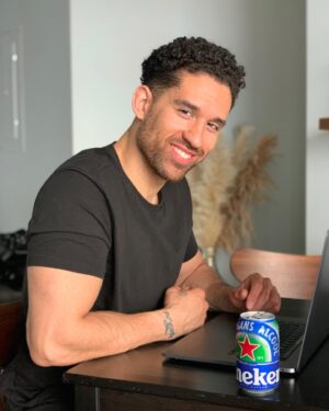 Chris Robins Instagram - Si tu te demandes pourquoi je souris, c’est simple - c'est parce qu'une bière #Heineken0.0 sur l’heure du midi en plein télétravail, c'est toujours une bonne idée. 🍺😁

Oui oui, je m’entraîne quand même tous les matins, mais maintenant je me sens 0.0 coupable avec ma bière @heinekenca sans alcool. 💪🏽😇

« #MaintenantTuPeux aussi faire plus de ce que tu aimes sans compromis avec la @heinekenca sans alcool! »

#Partner #NowYouCan