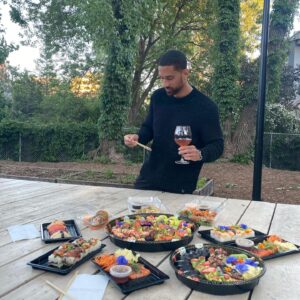 Chris Robins Instagram - Les cheat meals du week-end ont commencé y’all!!!😁

Tonight is sushis!!! 🍣🥢🍱

#cheatmeal #weekend #treatyourself