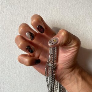 Chris Robins Instagram - J’en vois déjà se rouler les yeux en regardant ce post… 🙄 
Voir qu’il se fait une manucure !
Ça doit être un gars efféminé.
Y se met de la couleur sur les ongles, c’est pas juste pour les filles ça?
Est-ce que tu penses qu’il est gay..?

Qu’est-ce qu’on répond à ça? 🤷🏽‍♂️

Moi j’dis que tu t’exprimes comme tu veux, tu fais ce que tu veux, comme bon te semble quand ça te convient. Le style de mes ongles, cheveux, vêtements, souliers, bijoux ou de mes tattoos ne devrait pas être un problème pour toi. 
Just be you 🤎

#nails #selfcare #style