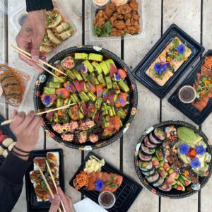Chris Robins Instagram - Les cheat meals du week-end ont commencé y’all!!!😁

Tonight is sushis!!! 🍣🥢🍱

#cheatmeal #weekend #treatyourself