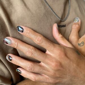 Chris Robins Instagram - J’en vois déjà se rouler les yeux en regardant ce post… 🙄 
Voir qu’il se fait une manucure !
Ça doit être un gars efféminé.
Y se met de la couleur sur les ongles, c’est pas juste pour les filles ça?
Est-ce que tu penses qu’il est gay..?

Qu’est-ce qu’on répond à ça? 🤷🏽‍♂️

Moi j’dis que tu t’exprimes comme tu veux, tu fais ce que tu veux, comme bon te semble quand ça te convient. Le style de mes ongles, cheveux, vêtements, souliers, bijoux ou de mes tattoos ne devrait pas être un problème pour toi. 
Just be you 🤎

#nails #selfcare #style