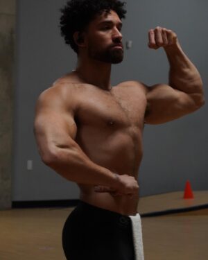 Chris Robins Instagram - Ça fait longtemps que j’ai envie de partager ça… I’m proud of myself.

C’est la première fois de ma vie que je suis aussi assidue à l’entraînement et avec ma nutrition sans abandonner à mi-chemin. 

Après OD, j’avais tout lâché (Automne 2019-Automne 2020) et durant la pandémie j’ai recommencé à manger 4-5 repas par jour, m’entraîner 4-5 fois par semaine mais cette fois-ci, de façon complètement naturelle. 💯

L’objectif au début était juste de me remettre en shape, mais aujourd’hui je veux briser mes barrières mentales et mes fausses croyances qui n’arrêtent pas d’hanter mes pensées; celles qui me disent que je suis jamais assez bon et que je ne mérite pas d’apprécier ce que j’ai accompli jusqu’à maintenant.

Je suis tellement reconnaissant d’être en santé mais surtout d’avoir la chance d’en prendre soin autant que je le fais.

Mon message est pour te dire qu’il va toujours avoir quelqu’un de meilleur que toi, qui a accompli plus que toi, qui a plus de choses que toi, qui connaît plus que toi, qui a un plus gros cercle d’amis que toi, bla bla bla…

Arrête de te comparer aux autres. Regarde dans le miroir et apprends à aimer ce que tu vois. Dis merci à la personne que tu deviens, reconnais l’aide que tu peux apporter et le changement que ça va faire autour de toi.

Je pense que c’est le plus beau cadeau que tu peux t’offrir… prendre soin de ta santé mentale. 🤍🧠 @coachchris.me 

📸: @day.vide 

#santémentale #mentalhealth #grattitude #parcours #journey #transformation #bodybuilding #posing #santé #health #entraînement #training #nutrition #constance #consistency #brainhealth #fitness #fitnessmotivation