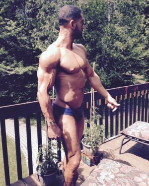 Chris Robins Instagram - Juin 2016 • Dans le temps où je mangeais 8 fois par jour, je m’entrainais 20h par semaine, j’avais aucune vie sociale et je comptais mes sous. Y fallait passer par là pour comprendre que la discipline te donne des outils pour bâtir beaucoup plus que des muscles! 💪🏽

Ah et swipe right pour voir la 3e photo BTS 🤣👃🏽➡️

#tbt #discipline