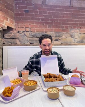 Chris Robins Instagram - 🎉 CONCOURS 🎉 (Follow me first ☝🏽😁)

Prêt pour un méga cheat meal ?! 🤪

Au menu: 🍗

- Poulet frit désossé
- Poulet frit avec os
- Sandwich au poulet frit
- Wrap au poulet frit
- Poutine Olivia’s
- Frites
- Rondelles d’oignon
- Une tonne de sauce !
- Salade de macaroni
- Salade de pommes de terre
- Boisson gazeuse à la lime
- Boisson gazeuse au pamplemousse

✨🏠
Avec déjà 4 succursales d’ouvert dans le grand Montréal depuis 2020, 10 autres ouvriront partout dans la province d’ici la fin de l’année.

Je veux que vous découvriez ce nouveau spot qu’on compare aux grandes chaînes de poulet frit américaine.

Je vous offre la chance de gagner une carte cadeau @olivias_authentic_chicken  d’une valeur de 250$ !

👇🏽Pour participer c’est très facile :

1. Abonnes toi à mon compte @itschrisrobins et @olivias_authentic_chicken *(Sinon tu ne peux pas laisser de commentaire) ✅
2. Aime ce post
3. Mentionne un(e) ami(e) en commentaire. *1 commentaire = 1 ami(e), pas de limites.

📢 Le/la gagnant(e) sera annoncé(e) d’ici la fin de la semaine en commentaire.

#giveaway #concours #friedchicken #cheatmeal #food #cravings