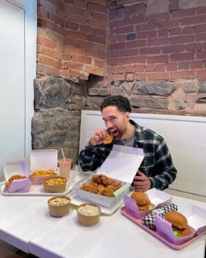 Chris Robins Instagram - 🎉 CONCOURS 🎉 (Follow me first ☝🏽😁)

Prêt pour un méga cheat meal ?! 🤪

Au menu: 🍗

- Poulet frit désossé
- Poulet frit avec os
- Sandwich au poulet frit
- Wrap au poulet frit
- Poutine Olivia’s
- Frites
- Rondelles d’oignon
- Une tonne de sauce !
- Salade de macaroni
- Salade de pommes de terre
- Boisson gazeuse à la lime
- Boisson gazeuse au pamplemousse

✨🏠
Avec déjà 4 succursales d’ouvert dans le grand Montréal depuis 2020, 10 autres ouvriront partout dans la province d’ici la fin de l’année.

Je veux que vous découvriez ce nouveau spot qu’on compare aux grandes chaînes de poulet frit américaine.

Je vous offre la chance de gagner une carte cadeau @olivias_authentic_chicken  d’une valeur de 250$ !

👇🏽Pour participer c’est très facile :

1. Abonnes toi à mon compte @itschrisrobins et @olivias_authentic_chicken *(Sinon tu ne peux pas laisser de commentaire) ✅
2. Aime ce post
3. Mentionne un(e) ami(e) en commentaire. *1 commentaire = 1 ami(e), pas de limites.

📢 Le/la gagnant(e) sera annoncé(e) d’ici la fin de la semaine en commentaire.

#giveaway #concours #friedchicken #cheatmeal #food #cravings
