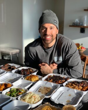 Chris Robins Instagram - It’s black history month! ✊🏽@UberEats me donne la chance de souligner le travail ardu des restaurants #blackowned à travers l’Amérique du Nord mais surtout ceux qui sont locals! Tout comme “Lloydies” qui est le restaurant que j’ai choisi d’encourager aujourd’hui! 🙌🏽

@UberEats donnera 1$ (jusqu’à 250,000$) à la fondation « Black Businesses Matter » pour chaque commande placée à l’intérieur des États-Unis et du Canada! 

As-tu déjà placé ta commande? 🤟🏽😁

#BlackBusinessesMatter
#BlackOwned 
#UBEReats
