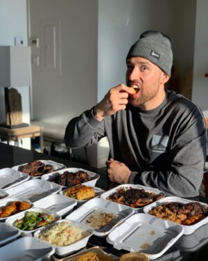 Chris Robins Instagram - It’s black history month! ✊🏽@UberEats me donne la chance de souligner le travail ardu des restaurants #blackowned à travers l’Amérique du Nord mais surtout ceux qui sont locals! Tout comme “Lloydies” qui est le restaurant que j’ai choisi d’encourager aujourd’hui! 🙌🏽

@UberEats donnera 1$ (jusqu’à 250,000$) à la fondation « Black Businesses Matter » pour chaque commande placée à l’intérieur des États-Unis et du Canada! 

As-tu déjà placé ta commande? 🤟🏽😁

#BlackBusinessesMatter
#BlackOwned 
#UBEReats