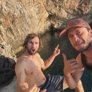 Chris Sharma Instagram - Grateful for a year full of amazing experiences with friends and family on and off the rocks😀🙏🙏. 
Thanks to everyone who have been a part of this journey and thanks to you all for following along. I wish you all health, lots of love, friendship and amazing experiences for this new year , let’s go!!! A special thank you to mi amor @alarconjimena  for all of the love and support you’ve provided for me and our family te amo ❤️🙏🙏🙏🙏

@prana 
@tenayaclimbing 
@sharmaclimbing 
@petzl_official 
@trublueclimbing