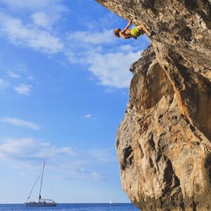 Chris Sharma Instagram - Grateful for a year full of amazing experiences with friends and family on and off the rocks😀🙏🙏. 
Thanks to everyone who have been a part of this journey and thanks to you all for following along. I wish you all health, lots of love, friendship and amazing experiences for this new year , let’s go!!! A special thank you to mi amor @alarconjimena  for all of the love and support you’ve provided for me and our family te amo ❤️🙏🙏🙏🙏

@prana 
@tenayaclimbing 
@sharmaclimbing 
@petzl_official 
@trublueclimbing