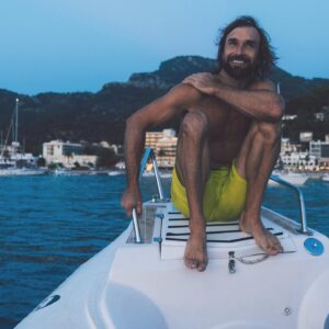 Chris Sharma Instagram - Grateful for a year full of amazing experiences with friends and family on and off the rocks😀🙏🙏. 
Thanks to everyone who have been a part of this journey and thanks to you all for following along. I wish you all health, lots of love, friendship and amazing experiences for this new year , let’s go!!! A special thank you to mi amor @alarconjimena  for all of the love and support you’ve provided for me and our family te amo ❤️🙏🙏🙏🙏

@prana 
@tenayaclimbing 
@sharmaclimbing 
@petzl_official 
@trublueclimbing