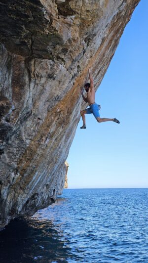 Chris Sharma Instagram - Getting ‘Animalistic’ 8c 
Stoked to finally send this
perfect route first climbed by mi amigo @pol_roca back in 2020

@petzl_official 
@prana 
@tenayaclimbing 
@sharmaclimbing 

📹 @jorge.diazrullo @rockandwatermallorca
