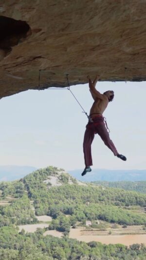 Chris Sharma Instagram - There’s a party 🎈 on the rooftop! You’re all invited!
@prana 
@tenayaclimbing 
@petzl_official 
#pranaadventurer