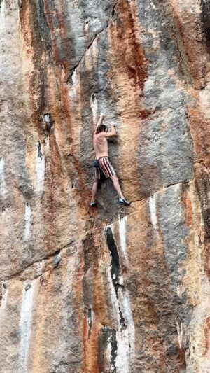 Chris Sharma Instagram - Psicobloc season has begun!

📸 @joseramontorrezea 

@prana 
@tenayaclimbing