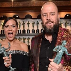 Chris Sullivan Instagram - HAPPY BIRTHDAY @mandymoore
Mother. Friend. Artist. LEGEND! Here’s a few memories from our first SAG Award and our photo shoot with @annieleibovitz #thatwasus