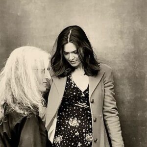 Chris Sullivan Instagram - HAPPY BIRTHDAY @mandymoore
Mother. Friend. Artist. LEGEND! Here’s a few memories from our first SAG Award and our photo shoot with @annieleibovitz #thatwasus