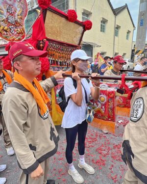Chris Wang Instagram - 【主夫日記】第七週：老婆出走，老公留守😜

我們一直非常感謝大甲媽祖。

尤其慈惠特別有感，
所以當她提出想長征媽祖遶境時，
我說：想去幾天就去幾天吧😊...

今年終於能鑽轎了，
我們也才真正看清楚媽祖遶境的原貌：

爆炸的人山人海，
各種的扶老攜幼，
沿途的服務支持，
還有居民們全在街上一起團聚...

疫情後的台灣，
所有人都願意獻上最誠摯的祝福呢🥹🥹😉

我開車載慈惠去，她連走三天兩夜，
從西螺福興宮一路走回家裡，
隔天晚上又拉著全家去衝，
最後一天還帶著孩子們去鑽轎……

其實看著這樣的慈惠，
我覺得她超可愛，
就像那些願意追星的熱情粉絲一樣，
永遠充滿真誠有愛的滿滿活力😊……..
……………………………
…………..

這是個非常美好的一週，
因為當慈惠不在家，又只剩我跟孩子時…

我竟然有點開心和懷念耶🤣(什麼狀況？！)

可能是家務上手了？
還是因為我裝了台洗碗機？😝

總之現在開始顧家不會感到焦慮或有壓力，
所以慈惠回來後我就說：
我好像準備好了，
之後妳每週都去外面忙個幾天是ok的喔👊🏻…

說起來，
家庭主夫也當了快50天了，

也許一年很快就過了？
也許孩子很快就不理我了？…

今天清水起風了，
晚上散步時兒子不肯戴帽子，
說要帶把傘來擋風，也行，

看著他在路燈下的小小影子，
我露出了微笑，

很開心現在能陪著你。
很謝謝你願意牽著我。

菜鳥主夫第七週，感恩結束😊

#感謝大甲媽的愛護與保佑
#感謝鎮瀾宮的維護與支援

#祝福大家都健康平安🙏🏻
