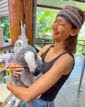 Chris Wang Instagram - 人生成就解鎖！！
但無尾熊居然索吻我老婆！！
還親到被工作人員阻止🤣🤣🤣...

庫蘭達(Kuranda)是個神奇的地方，
擁有全球最長空中纜車，百年古老火車，
更有凱恩斯最核心的嬉皮社群...

但最後是無尾熊讓慈惠失控了。

在抱完無尾熊、並被偷親完之後，
她整個人就進入了半瘋癲的失心瘋狀態，
嚴重程度堪比紐西蘭的一萬英呎高空跳傘...

她開始去摸各種無尾熊娃娃，
去回憶剛剛每分每秒的親密接觸...

她開始看到無尾熊商品就瞬間停下腳步，
然後說「孩子們一定會超喜歡！」🙄

她開始說話高八度，完全不顧形象；

她開始扭曲自己的臉龐，
只是想表達她真的好愛好愛好愛.......
……………………
……..

她又變回了一個小女孩呢。

哼，好吧，
無尾熊，算你厲害。

#被我親都沒這種反應
#看樣子是我的毛不夠多
#完全不知是該哭還該笑的庫蘭達回憶