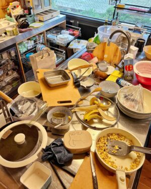 Chris Wang Instagram - 【主夫深夜日記】第一週：徹底混亂

慈惠離開後，
我的人生進入前所未有的慌亂…

其實我是抱著理想接手家務的。

穩定的作息、健康的食物、整潔的環境、溫柔的互動...這是我對家庭的期待，也認為只要有心，就一定做得到...

結果發現這一切真是太困難了！
我從來不知道家務竟然會這麼耗時間！

而且如果方法不對，
要推孩子去做該做的事簡直比推牛還難😫...

但我身心的改變也讓自己很驚訝，例如：

半夜容易被孩子動靜驚醒，無法一覺到天亮..
每天都在想小孩要吃什麼，冰箱裡有什麼..
會一直突然想起學校老師好像有交代事情..

瘋狂吃每餐的剩食（有點絕望）..
會攤在床上滑手機回訊息（根本沒力氣起身）..
以前很排斥叫外賣，現在則是無限感激..

沒心情跟老婆浪漫對話
只剩「洗衣機怎麼不會動」這種求救訊息..
陪孩子睡了以後完全爬不起來..
會一直拍小孩吃東西的照片給慈惠.……

而這禮拜大約的狀況是：

第一天全身緊張到背痙攣，但維持了美妙的環境
第二天家裡直接爆炸，孩子新鮮感過去，開始歡

第三天早上開會下午帶女兒檢查視力，家就廢了
第四天送完小孩我在車上崩潰，決定放棄每天煮飯

第五天打掃整理到下午三點才坐下，筋疲力盡
第六天一早帶孩子看中醫，請他們幫忙家才整齊
第七天終於有時間喘息也有心情看點新聞動態...

最後我總算明白...

慈惠在家不讀訊息不是放空，是沒空..
家裡一團亂不是懶，是時間不夠用..
以前跟爸爸睡前視訊很敷衍是因為孩子該睡了..

還有，
做常態家務的成就感真的很低耶😣

整理一天腳痠到爆，
但踏進家門卻沒感覺有什麼明顯改變，
跟修燈泡通馬桶的英雄感完全不同......
……………………..
……………………
……….

慈惠聽完我的分享，兩個人笑到不行，
但慈惠只說：「放過你自己吧。」

「家務這種事只有自己知道，」
「另一半能理解你，這世界就夠完美了。」

「所以別逼死自己，很多事可以延後做，父母開心小孩才會開心啦...」

感謝鄰居爸媽岳父母好友們想來當幫手，
但這陣子我還是會自己撐下去，

不是因為耍帥，

是因為在慈惠回家之前，
我希望能獨當一面又游刃有餘，

這樣她才能安心的做回自己，

成為一位不管要選擇什麼身份，
都能無後顧之憂去展現魅力，
並擁有讓孩子感到無限希望的美麗女人😊...

=======

我確實因此推掉了很想投入的演藝工作，
也有人覺得我這樣做很不值得，

但對我來說，
在人生高峰40歲成為家庭主夫，
可能是我這輩子最困難但最想做的決定，

因為它對我的家庭，太太，孩子，
都會產生至少十年的影響…

而且我相信，
這很可能會是一輩子的影響😊

好啦！
好聽話說完了，
明天又要開始進入新一週的輪迴了🙈

不過週六好像要補課呢，
所以這週應該會輕鬆一點吧哇哈哈哈...

我突然想起扛下所有家務的阿嬤，
我好想她，
也好想謝謝她，

希望她在天上過的很好😊

而依然活在地上的我們，
新的一週，
就開心的上場吧。

#家庭工作的複雜度真的太令我驚訝
#先努力學會不逼死自己

#菜鳥主夫365天
