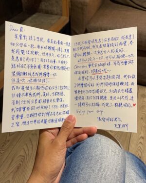 Chris Wang Instagram - 全家預備好久的日子終於來了，
媽媽出門，爸爸正式交接。

慈惠一直到機場才確定自己要飛去哪，
於是出現了以下這種奇葩對話🤣：

「妳等等是去10號櫃檯報到喔。」
「(看了一下航班表)咦？維也納？」慈惠傻眼。
「為什麼是這裡？我要去幹嘛？…」

這時我遞給慈惠一封信。

「別擔心，我都已經安排好了。」
「所以…」但慈惠還是很緊張。
「是旅行團？還是我要先查些什麼資料？」

「不需要，也不用配合任何行程，因為一下飛機就會有人接妳，而她會安排所有妳想去做的事….」

「因為這一趟，應該是妳的旅行…」

直到這裡慈惠才終於有點放鬆：
「那我認識接機的人嗎？」
「妳覺得我會把妳丟給不認識的人嗎？」….
…………………..
………..

於是最後，
我拿了件羽絨衣給她(維也納挺冷)，
她則把夏季裝備給我(她原本以為要去海灘 🤣)
而在得知是哪位奧地利朋友會出現後，
她也開心的表示想要馬上聯繫….

我整個鬆一大口氣啊！

看來我還蠻懂慈惠的嘛😆
不然要安排一個人的盲旅，
如果不是愉快的驚喜可能就是無救的驚嚇了😝….

謝謝妳一直包容老公的無理要求，
這幾年真的辛苦妳了，
但從此刻開始，
我們都將進入從未體驗過的全新世界…

我不會忘記妳離開時的眼淚，
也不會忘記在我把孩子弄睡後妳傳來的簡訊，

但我們一定都會很好的。

所以就請為我們，
也為妳自己，
享受一次身為女人的美好吧😊

家庭主夫Day 1，明天正式啟動🙈🙈🙈

#慈惠盲旅最後是去奧地利
#得獎者是施小姐

#一趟讓全家人一起長大的旅行