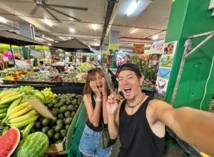 Chris Wang Instagram - 凱恩斯(Cairns)果然充滿陽光沙灘大海呀😍😍

澳洲不愧涵蓋各種氣候，
一抵達馬上感受到熱帶雨林的潮濕，
跟墨爾本的微寒與荒漠的乾熱完全不同……

第一天就是簡單的走走看看，
悠閒的在海邊聊天，
畢竟接下來幾天都是猛爆式的觀光行程啊🤣🤣

肯定要儲備好體力才能享受呢！
凱恩斯，我們來啦👊🏻

#非常海島型觀光的fu
#澳洲怎麼能這麼多變
#瞬間變成海灘男女❤️