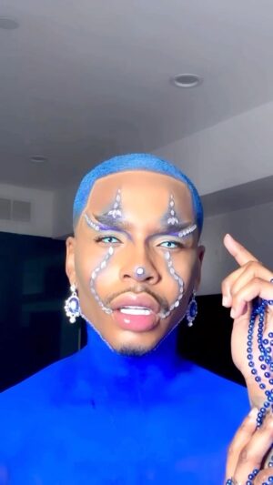 Christian Banks Instagram - Anyone else feeling a little “BLUE”? 🥶🎃😱

-

This is a easy affordable Halloween look for boys and girls 💙.

#halloweenmakeup #halloweencostume #halloween