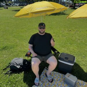 Christian Bonde Instagram - Tag med på stranden, sagde de. 
Det bliver skønt, sagde de. 
Nej, selvfølgelig vil der ikke være folk med soundbokse og mennesker der formentlig har papegøjer derhjemme, som kaster med boomeranger i vildskab og dine testikler vil overhovedet ikke blive knust af dine badebukser hver gang du sætter dig i vores medbragte stole, lovede de. 
👌🏻☀️🫠