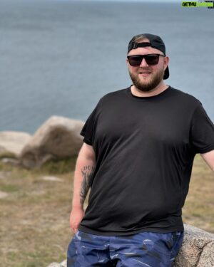 Christian Bonde Instagram - Så har jeg været på min første rigtige aktive ferie, og jeg vil simpelthen kalde det en udpræget succes! 🏃🏼‍♂️
1. Et billede ingen havde troet de nogensinde skulle se; det er åbenbart noget der hedder en “svedtransporterende trøje” (det har mine trøjer altid været, men denne her er lavet til det)
2. Når man har gået langt nok, så ser man ting. Bemærk vandflasken, som indikerer at aktivitetsniveauet er højt.
3. Her ser vi voldsom aktivitet i venstre arm.
4. Aktivitetsniveauet har nået et kritisk punkt og er kammet tydeligt over.

#aktivferie #aktivferiemedbørn #hiking #outdoors #trekking #trekkinglovers #bornholmvandreture